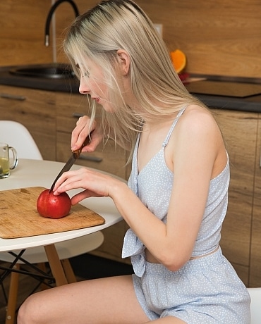 Carolina Sun gets naked in the kitchen 