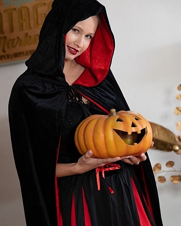 Stella Cardo Halloween Mistress