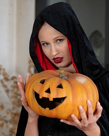 Stella Cardo Halloween Mistress