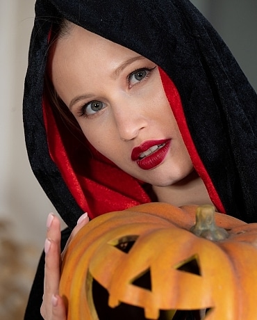 Stella Cardo Halloween Mistress