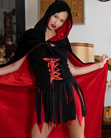 Stella Cardo Halloween Mistress