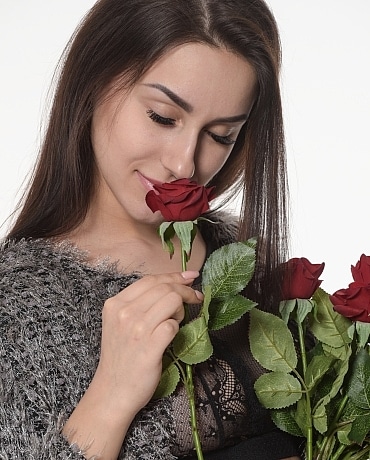 Angelina loves red roses