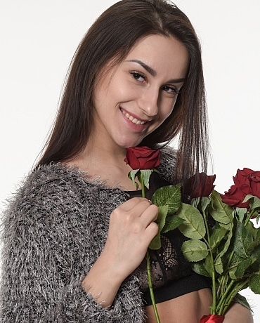 Angelina loves red roses